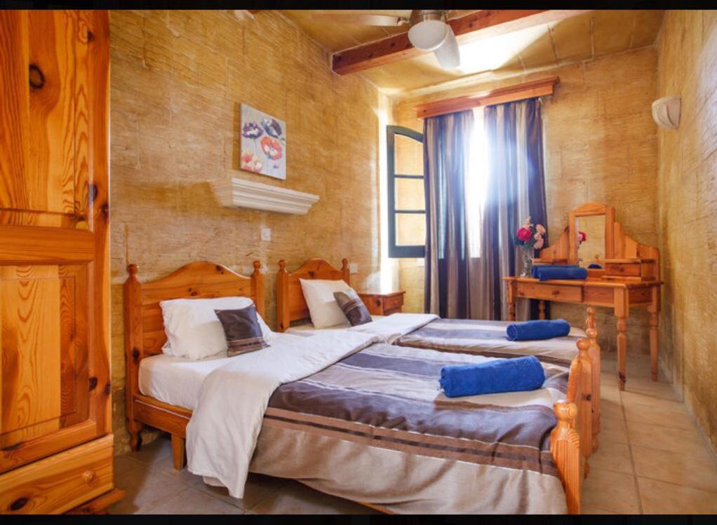 Postel nebo postele na pokoji v ubytování Islandlife Farmhouse with view Ta'Pitra