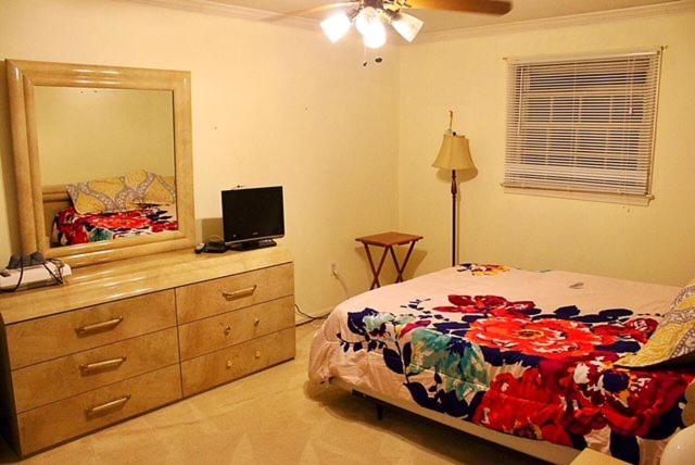 een slaapkamer met een bed en een dressoir met een spiegel bij Renita Lane in Bethesda