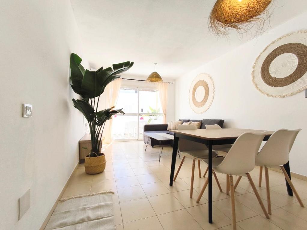 A seating area at Medina Marinas - Tú hogar con solarium privado!