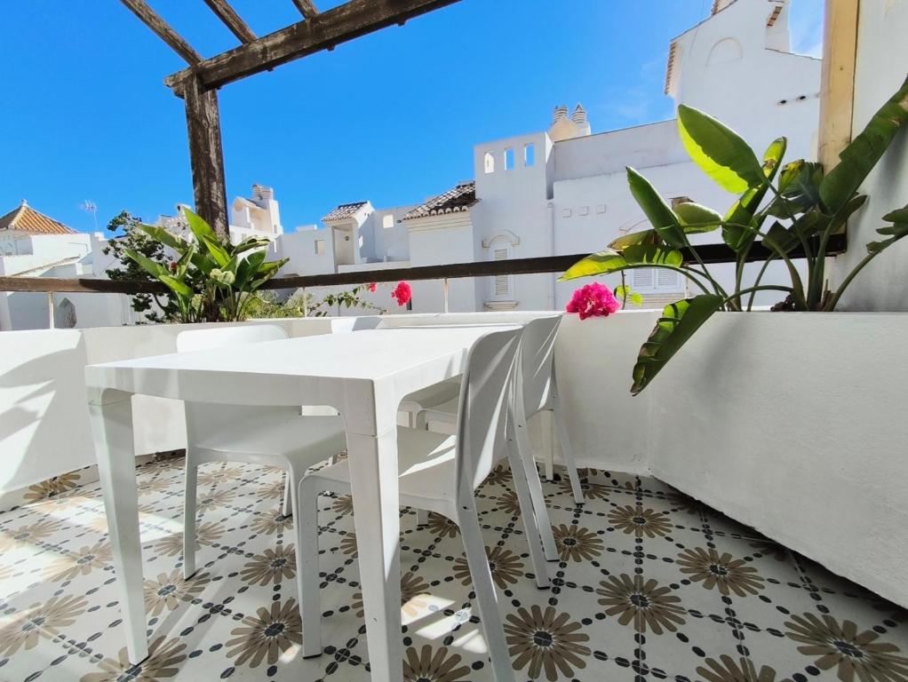 A balcony or terrace at Medina Marinas - Tú hogar con solarium privado!