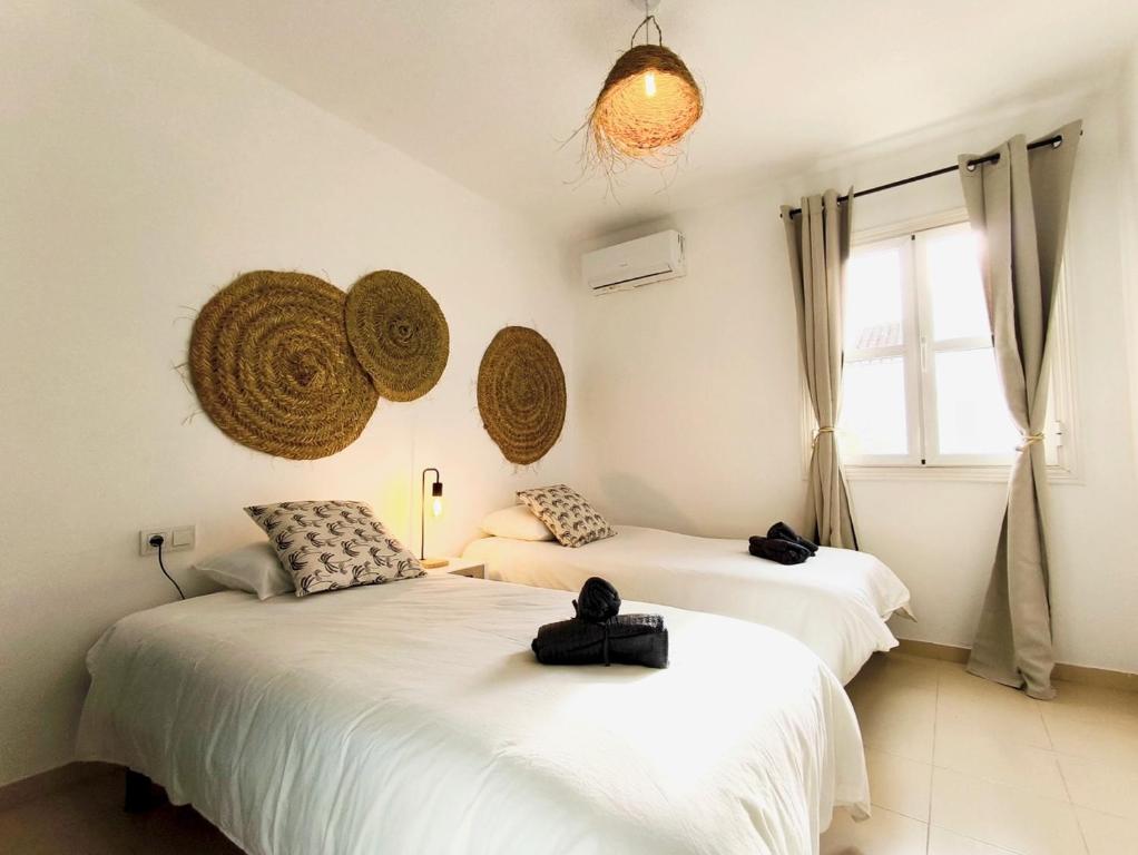 A bed or beds in a room at Medina Marinas - Tú hogar con solarium privado!
