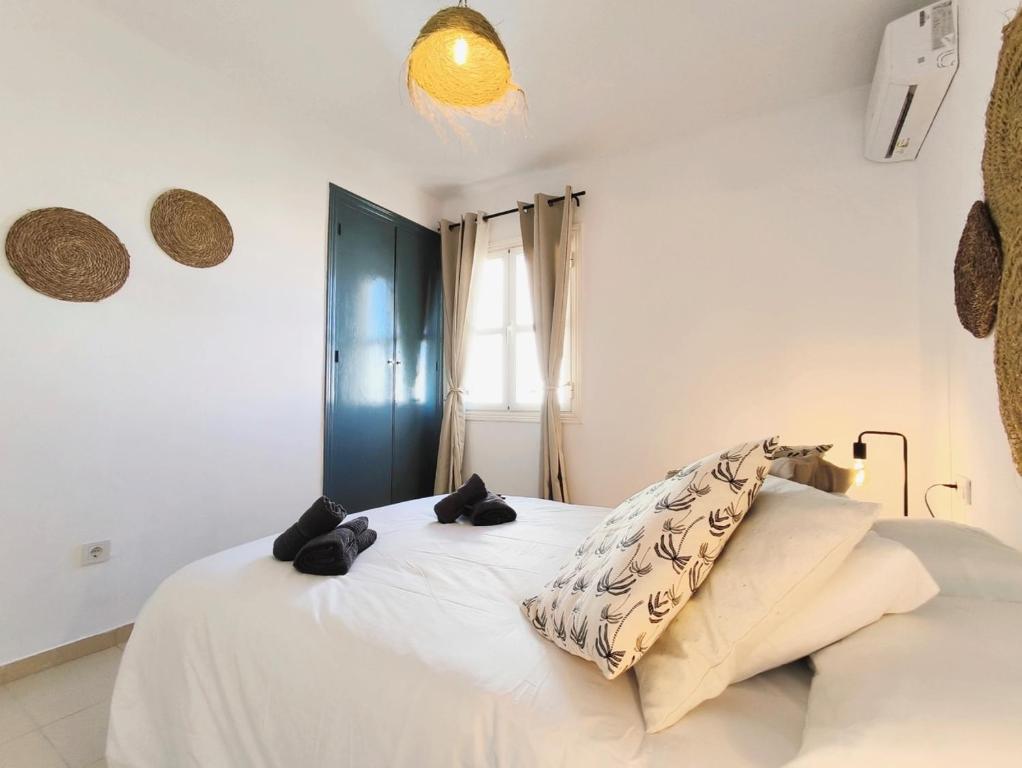 A bed or beds in a room at Medina Marinas - Tú hogar con solarium privado!