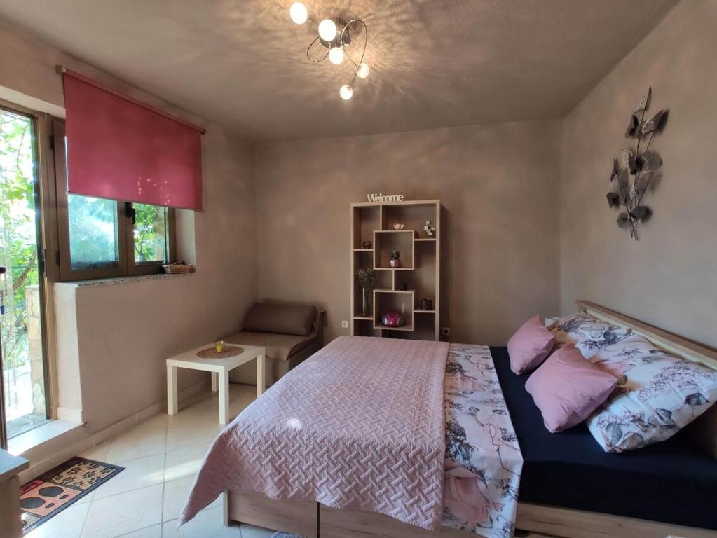 sypialnia z łóżkiem i krzesłem w obiekcie Apartman Mirta w mieście Šmrika