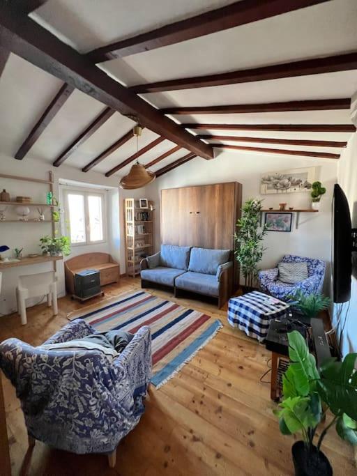 ein Wohnzimmer mit einem blauen Sofa und einem Tisch in der Unterkunft Piccolo appartamento: centrale e vicino al mare. in Livorno