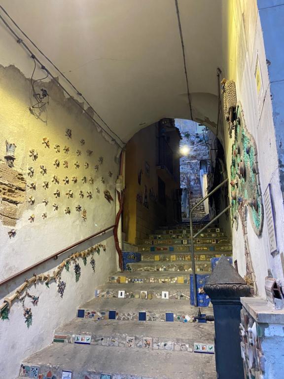 una scala che porta a un edificio con scale di Casa Carini a Sciacca