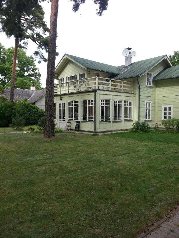 ユールマラにあるDzintarsの大きなポーチのある大きな温室