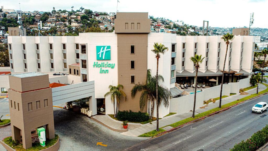 Holiday Inn Tijuana Zona Rio, an IHG Hotel في تيخوانا: اطلالة جوية على منتجع هوليداي ان