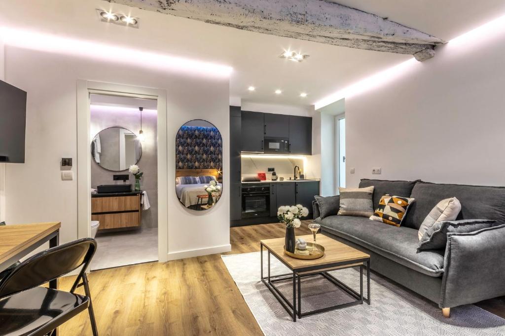 un salon avec un canapé et une table dans l'établissement Suite Bermeo - Loft, à Bermeo