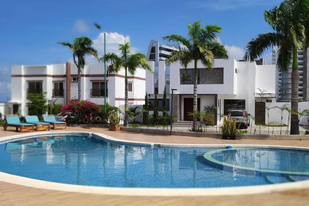 una gran piscina frente a un edificio en La mejor casa en Manta Lomas de Barbasquillo La cuadra en Manta