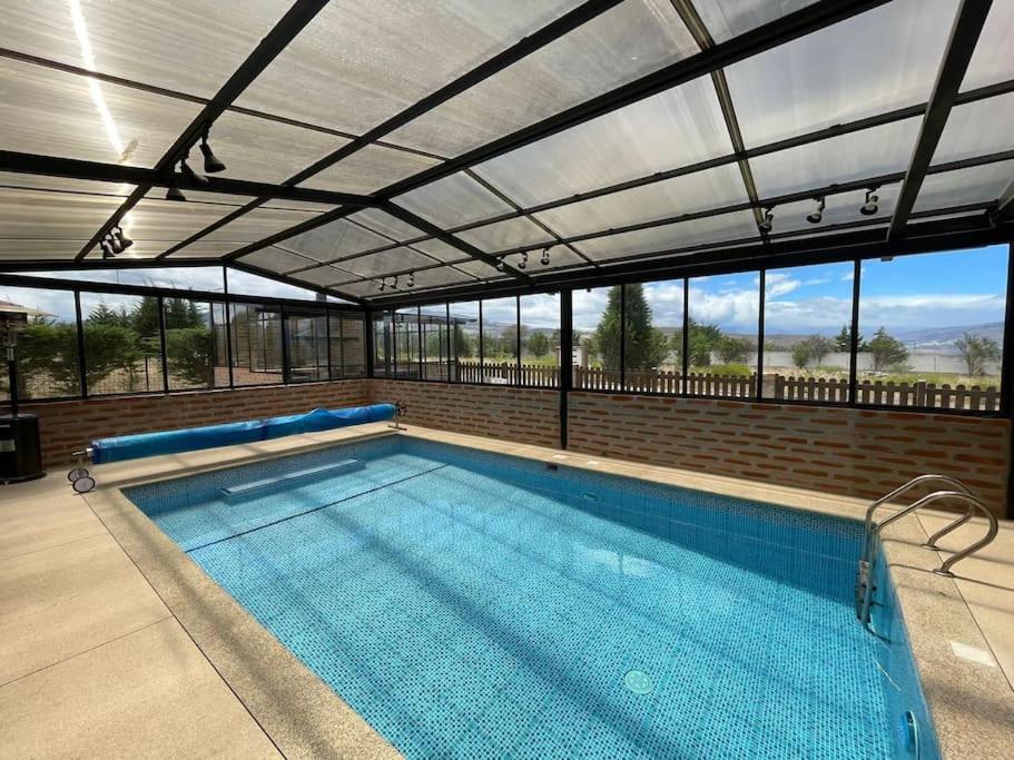una gran piscina con techo alto en Casa de Campo Familiar Malchingui, en Papallacta