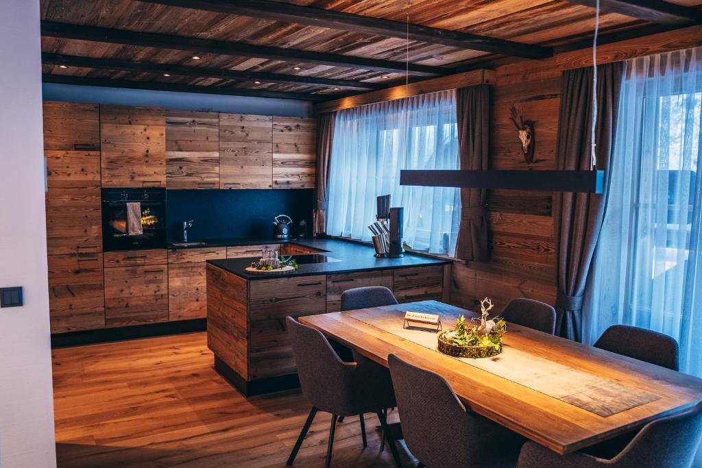 Kuchyň nebo kuchyňský kout v ubytování Alpe Chalets Goldener Hirsch