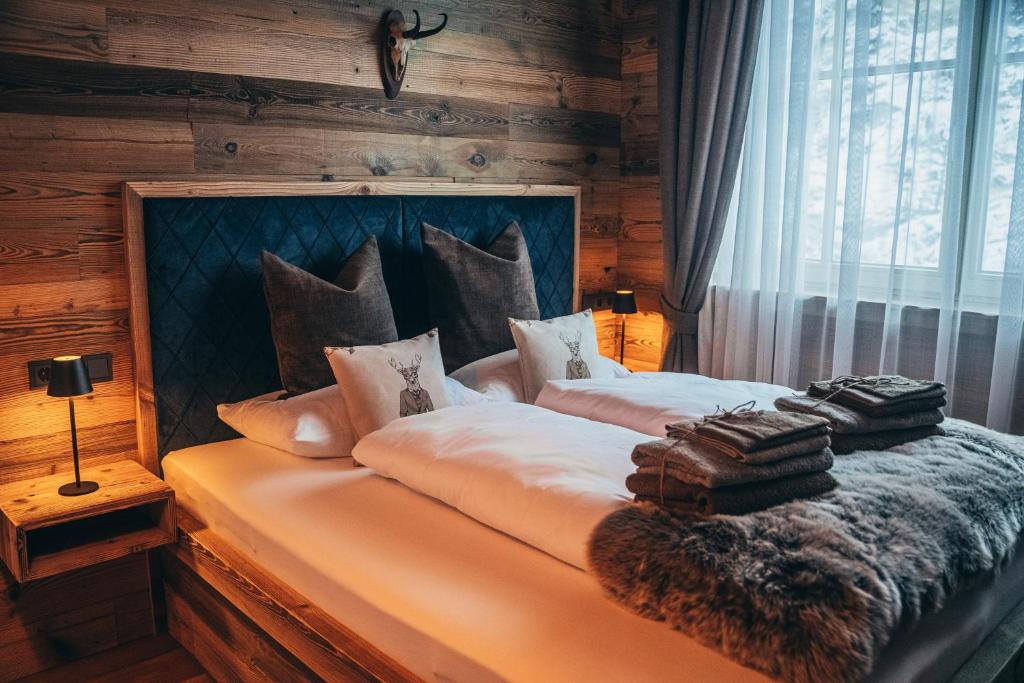 Postel nebo postele na pokoji v ubytování Alpe Chalets Goldener Hirsch