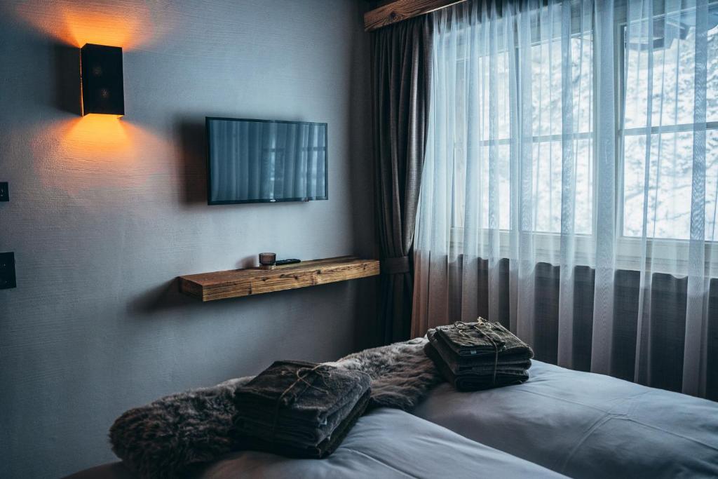 Postel nebo postele na pokoji v ubytování Alpe Chalets Goldener Hirsch