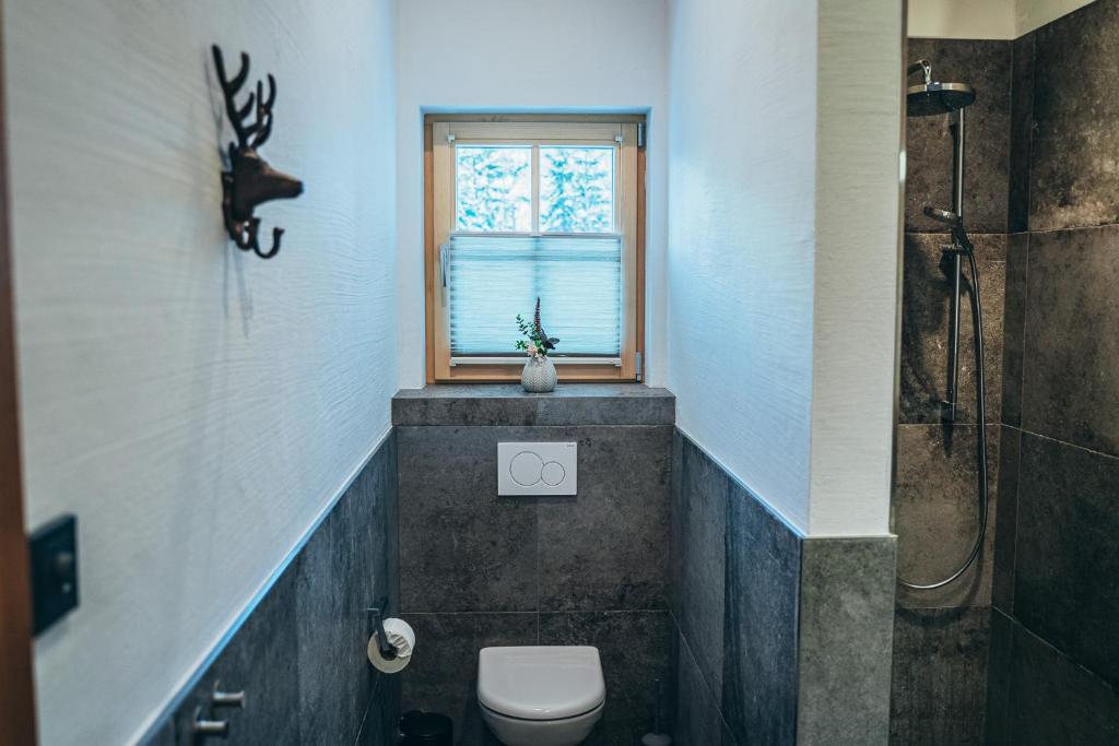 Koupelna v ubytování Alpe Chalets Goldener Hirsch