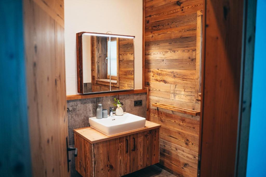 Koupelna v ubytování Alpe Chalets Goldener Hirsch