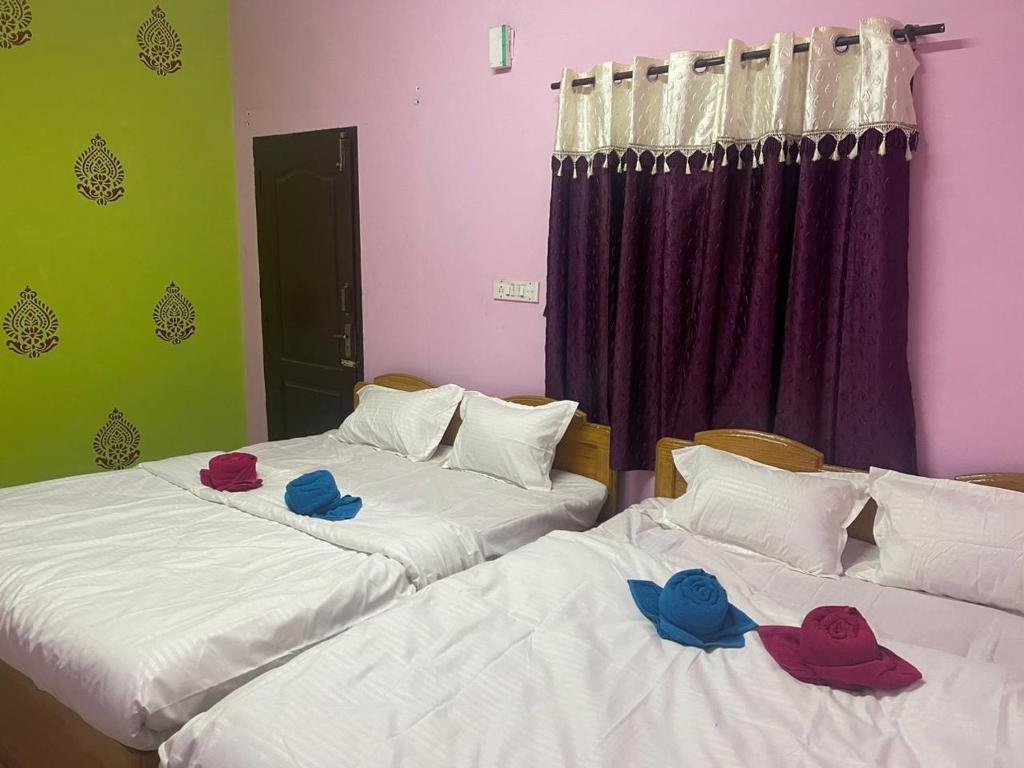 Postel nebo postele na pokoji v ubytování Hotel PNR'S Paradise