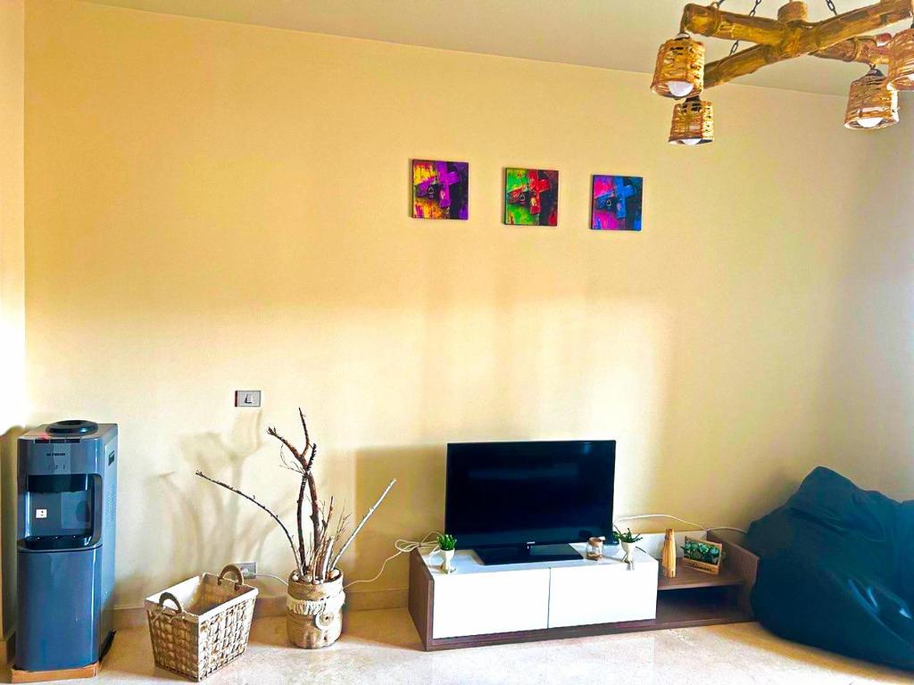 TV a/nebo společenská místnost v ubytování Azzura appartment sahl hashesh with private garden