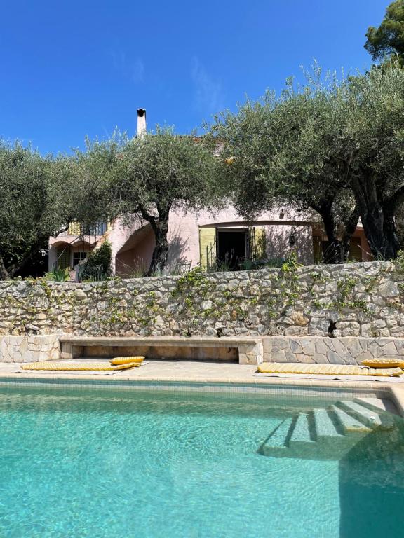 een huis en een zwembad met bomen op de achtergrond bij Villa PIPA POLARIS I suite BEBOP - vue privilégiée, chic, lumineuse in Spéracèdes