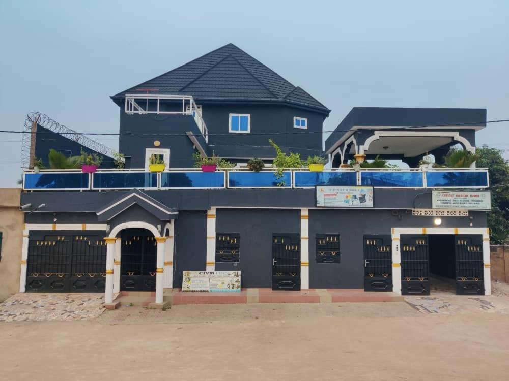 een huis bovenop een gebouw met poorten bij Belle Villa in Lomé