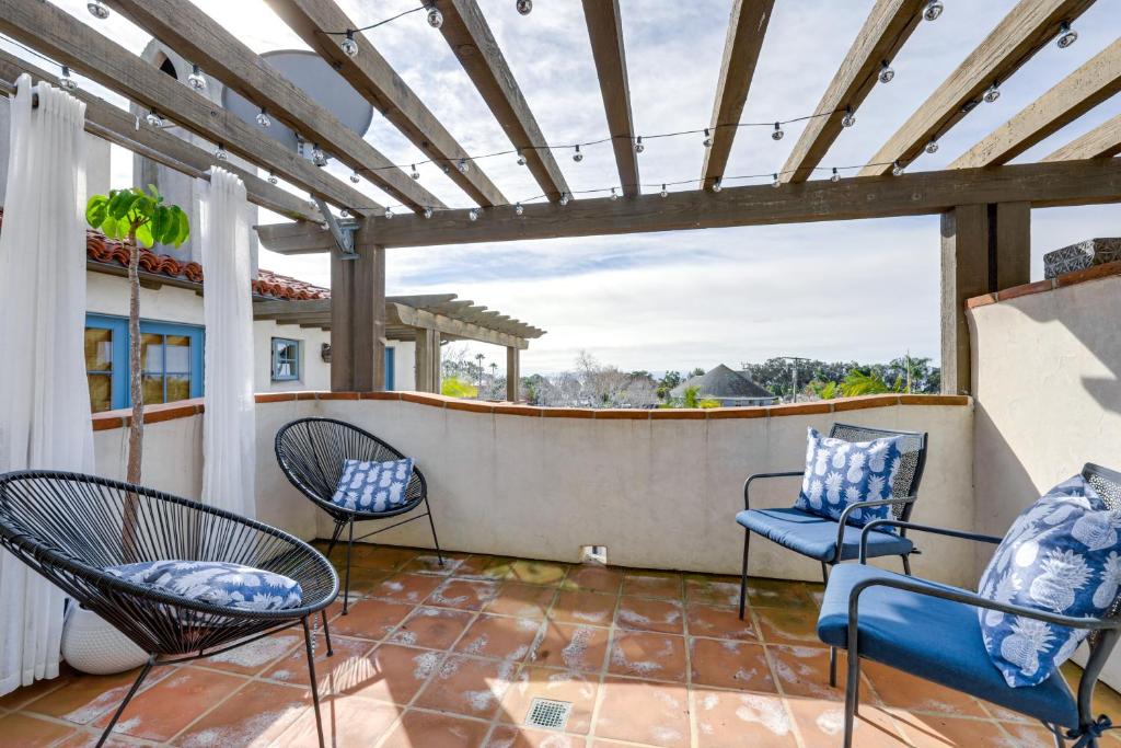 un patio con sillas y toldo en una casa en Coastal Santa Barbara Townhome, Walk to Beach! en Santa Bárbara