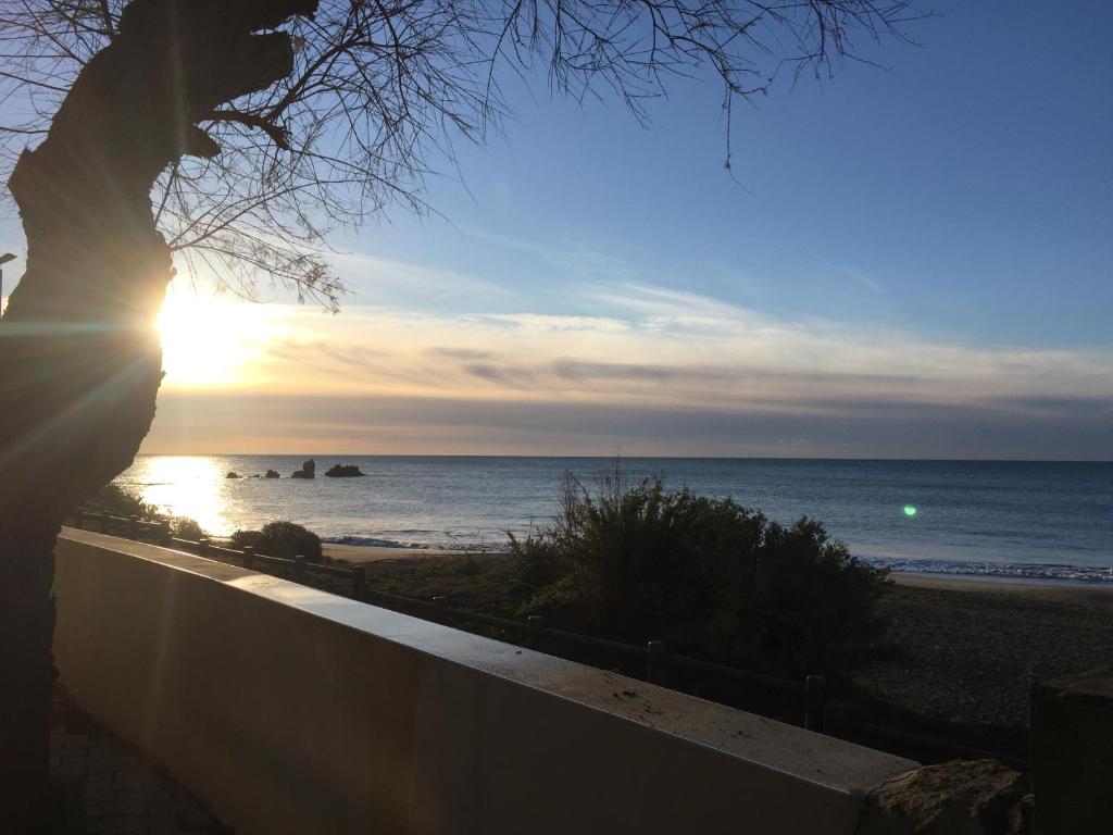 - une vue sur l'océan et le coucher de soleil sur la plage dans l'établissement Front de mer cap d'agde, au Cap d'Agde