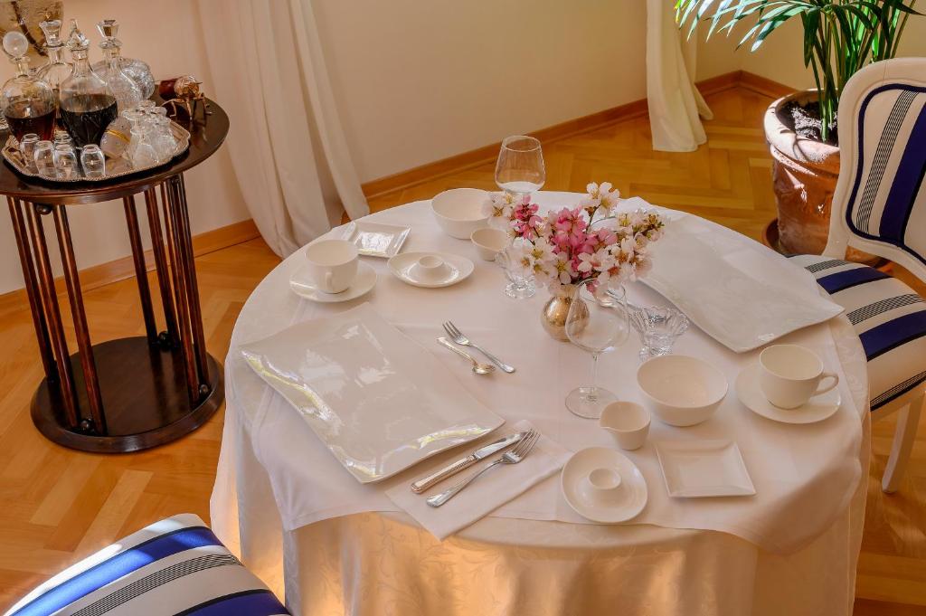 Nápoje v ubytovaní PALACE SCHÖN MILESI - esense of prestige - private pool - old money style luxury rooms - walking distance to the old town, the beach and all amenities - BURALUX properties
