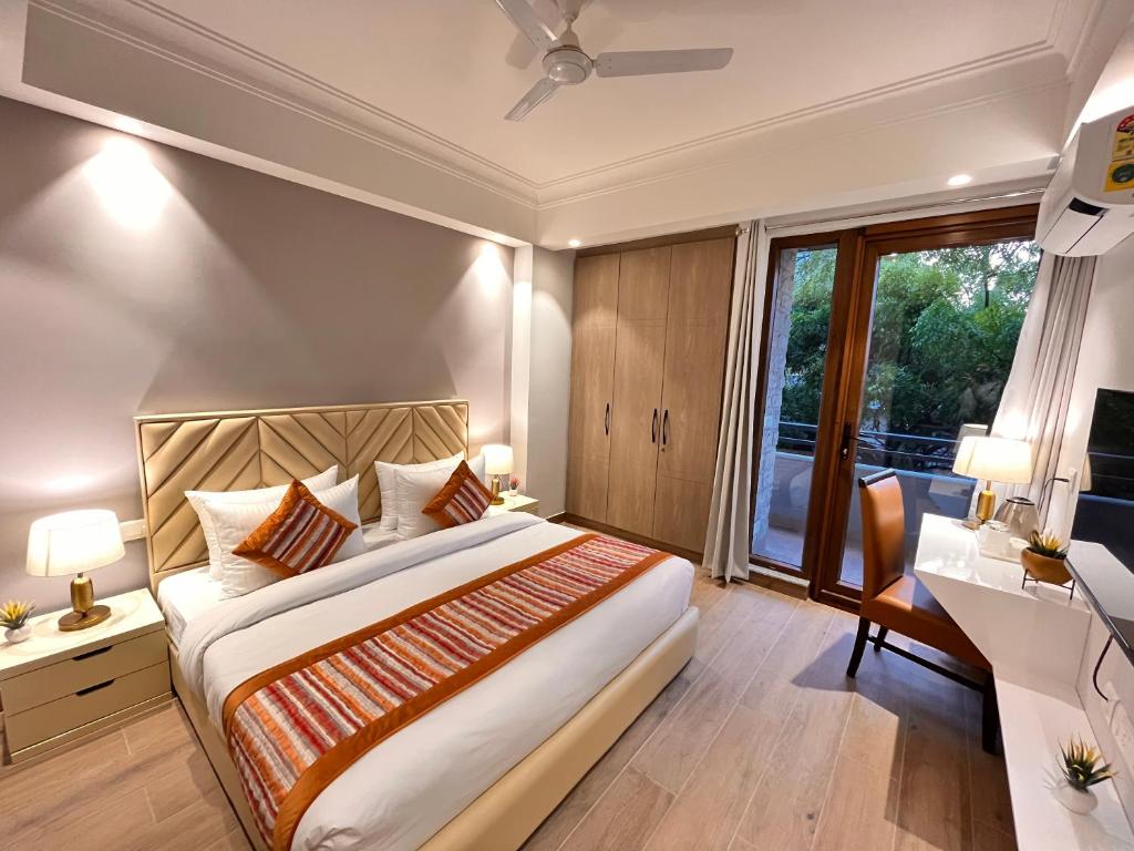 Postel nebo postele na pokoji v ubytování Hotel Gianmala Residency South Extension near AIIMS Delhi