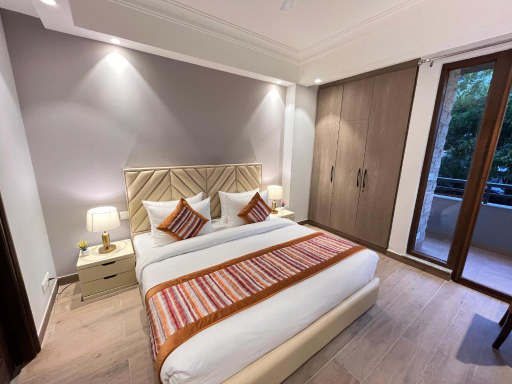 Postel nebo postele na pokoji v ubytování Hotel Gianmala Residency South Extension near AIIMS Delhi