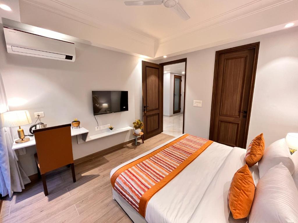 Postel nebo postele na pokoji v ubytování Hotel Gianmala Residency South Extension near AIIMS Delhi