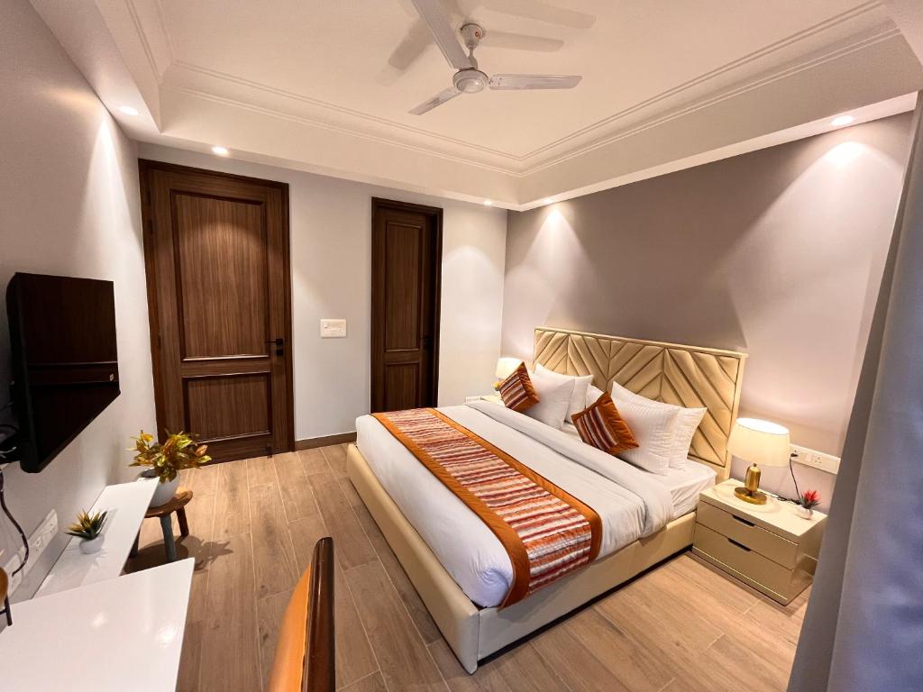 Postel nebo postele na pokoji v ubytování Hotel Gianmala Residency South Extension near AIIMS Delhi