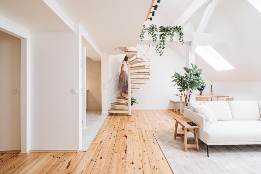 Istumisnurk majutusasutuses Modern Sunlit Loft with A/C in Prime Location