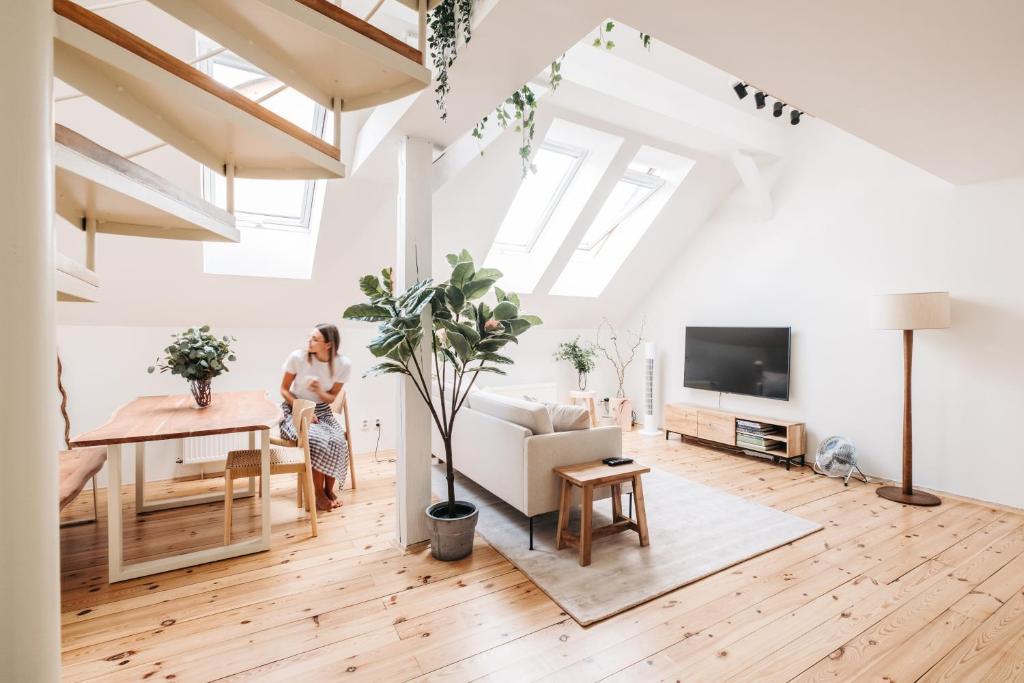 Televiisor ja/või meelelahutuskeskus majutusasutuses Modern Sunlit Loft with A/C in Prime Location