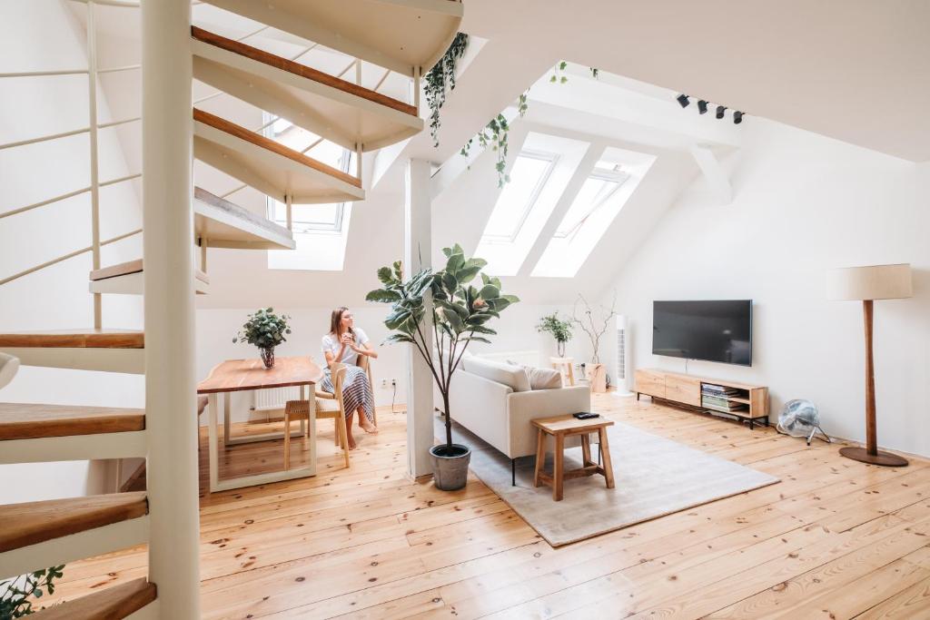 Televiisor ja/või meelelahutuskeskus majutusasutuses Modern Sunlit Loft with A/C in Prime Location