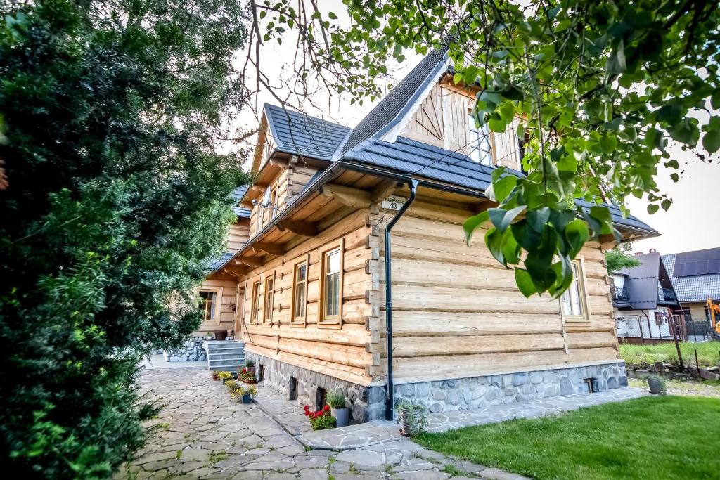 a log cabin with a solar roof at Apartament 33 Poronin in Poronin