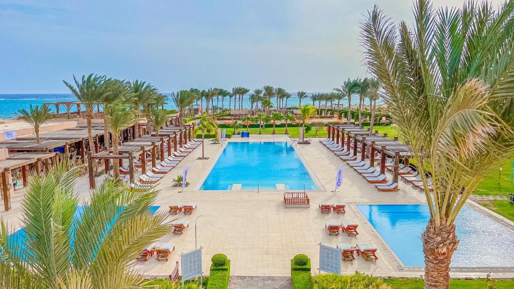 z góry widok na ośrodek z basenem i palmami w obiekcie Gemma Resort w Marsa Alam