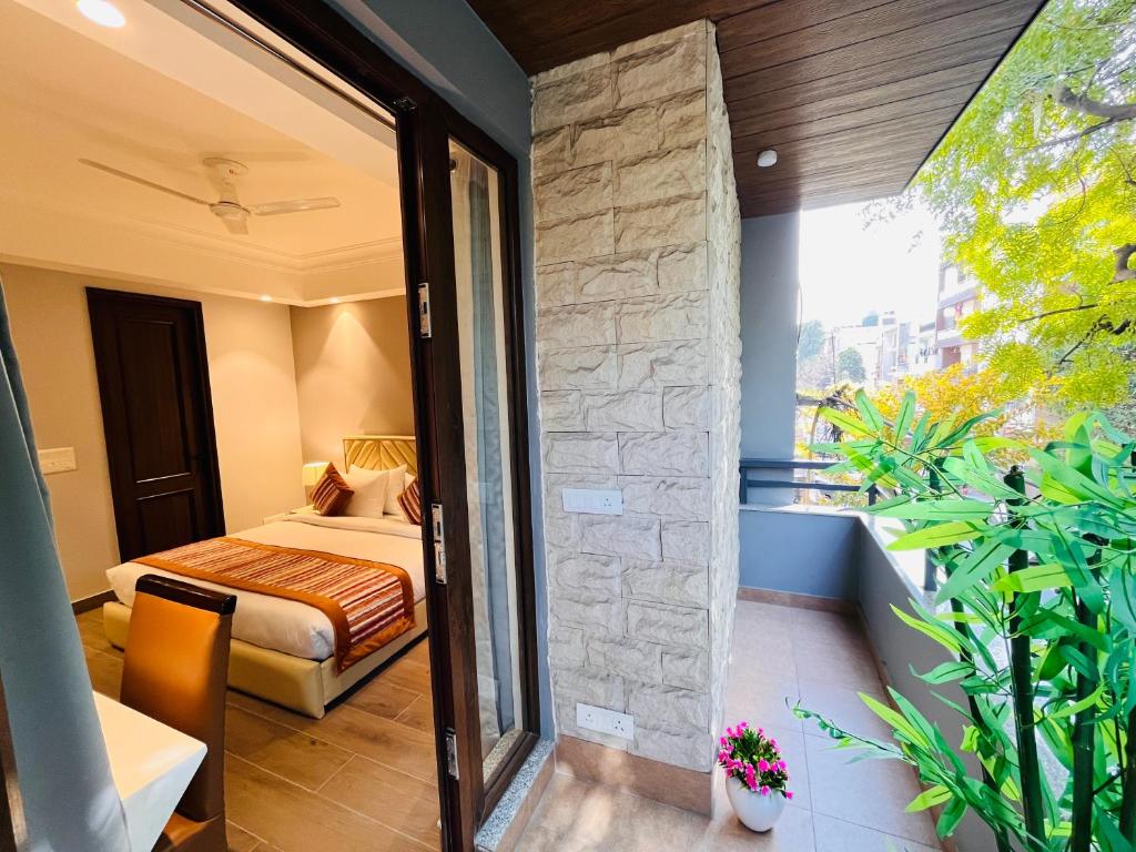 Postel nebo postele na pokoji v ubytování Hotel Gianmala Residency South Extension near AIIMS Delhi