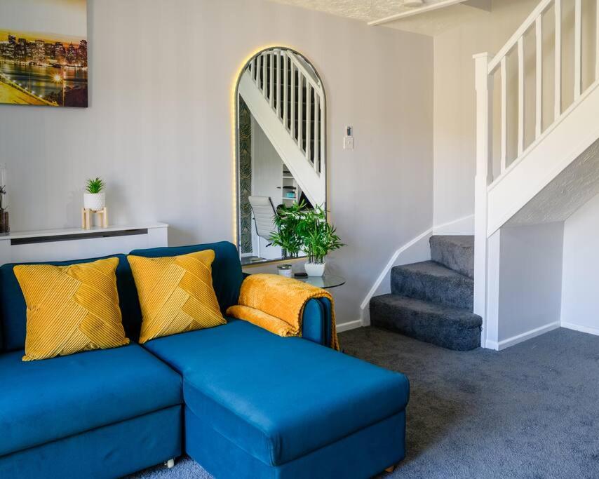 un divano blu in soggiorno con scale di Stylish Two-bed House Birmingham sleep up-to 6 a Birmingham