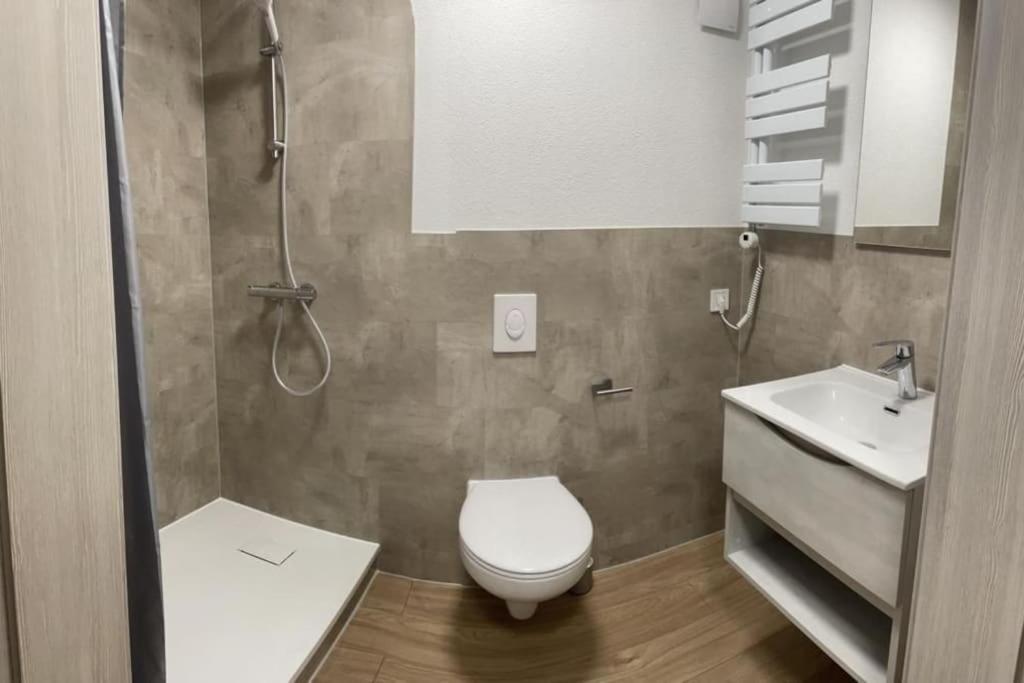 Ένα μπάνιο στο Komplette Studiowohnung