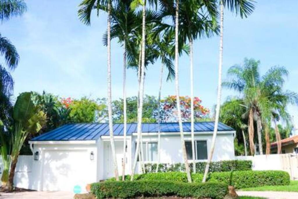 uma casa branca com palmeiras em frente em Sunny 3 Bedroom 3 Bath Retreat in Fort Lauderdale em Fort Lauderdale