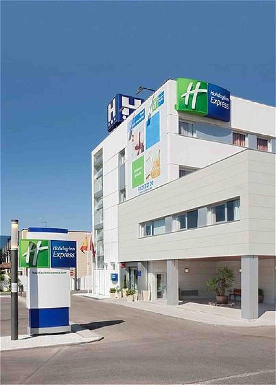 budynek z napisem na boku w obiekcie Holiday Inn Express Alcobendas by IHG w mieście Alcobendas