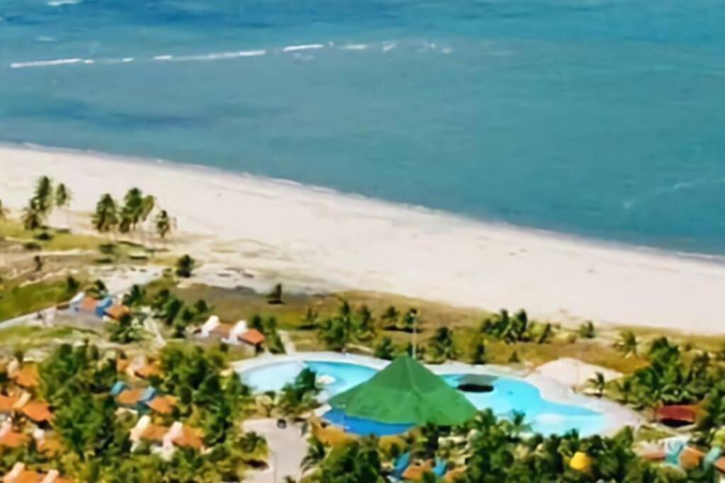 een luchtzicht op een resort op het strand bij Bangalô no condomínio Victory em Lucena-PB in Lucena