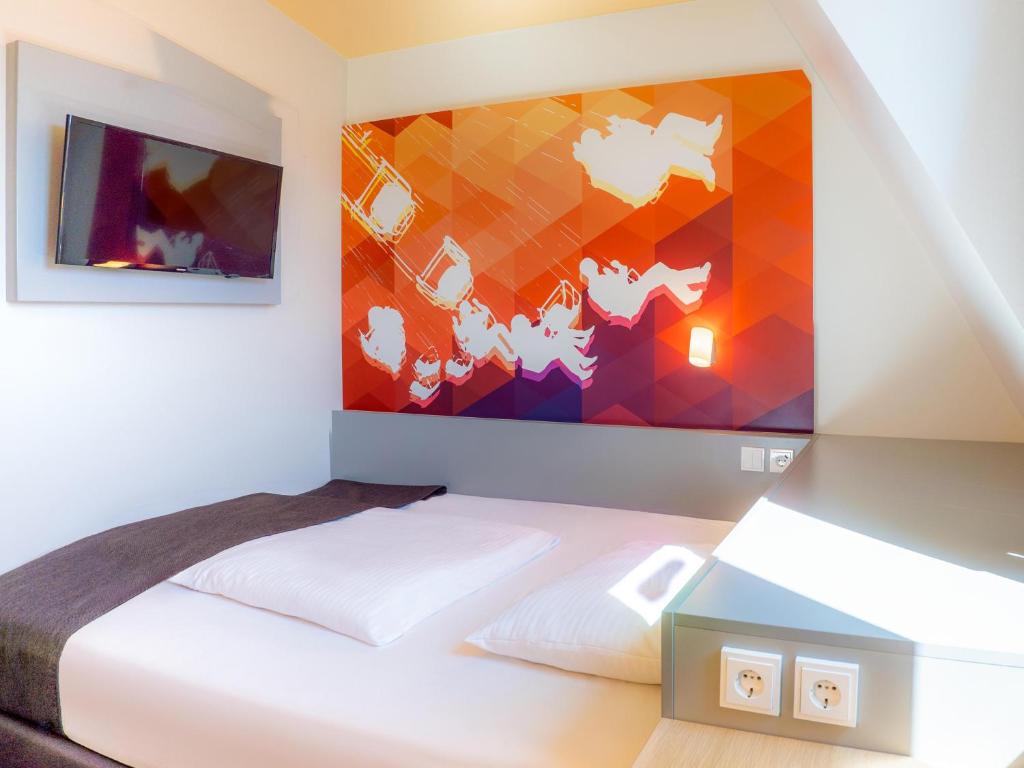 Postel nebo postele na pokoji v ubytování B&B Hotel Stuttgart-Bad Cannstatt