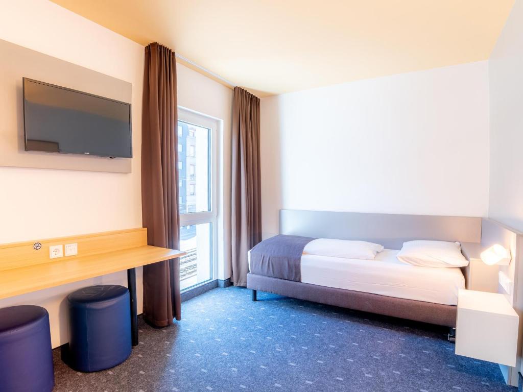 Postel nebo postele na pokoji v ubytování B&B Hotel Stuttgart-Bad Cannstatt