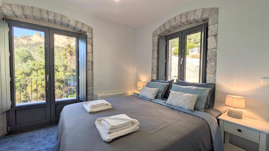 um quarto com uma cama com duas toalhas em Sabaton Apartment em Leonidio