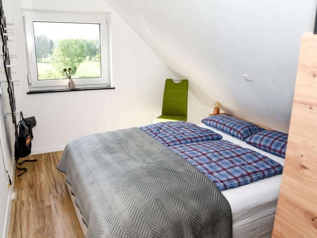 - une chambre avec un lit et une fenêtre dans l'établissement Holiday apartment Elbe, 