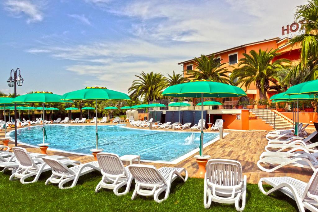 a pool with chaise lounge chairs and green umbrellas at Hotel Villa Luigi in Martinsicuro