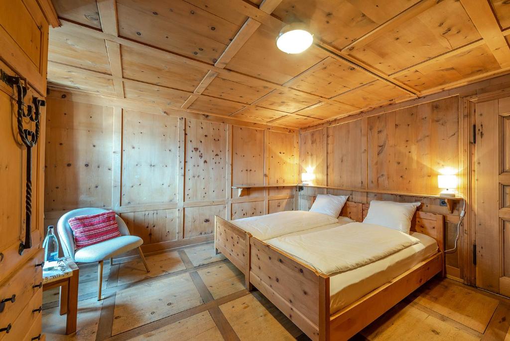 Postel nebo postele na pokoji v ubytování Weisses Kreuz - Crusch Alva