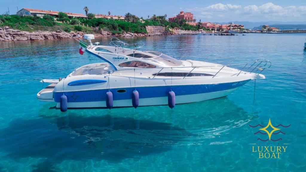 una barca bianca e blu galleggiante in acqua di Sardinia Luxury boat a Portoscuso