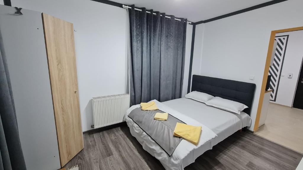Postel nebo postele na pokoji v ubytování Pomiculturii Residence 3
