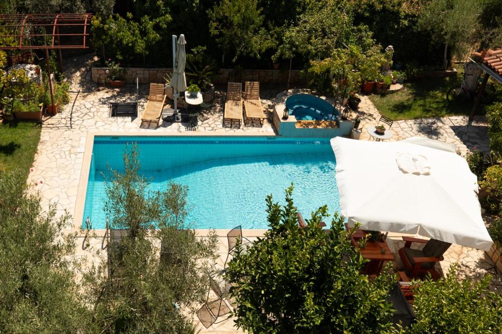 Bazén v ubytování Jacuzzi Pool House AMA5690 nebo v jeho okolí